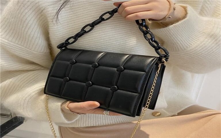 Black Hand bags in Girls